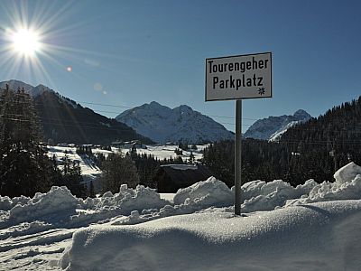 Der Tourengeher-Parkplatz vor dem Haus