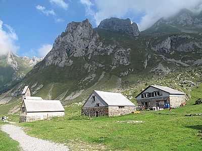 Die Siedlung liegt zwischen Seealpsee und Rotsteinpass