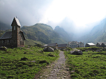 Die Kirche und die kleinen Almhütten