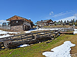 Die Hütten der Alm