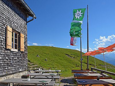 Die Hüttenterrasse wird lange von der Sonne verwöhnt