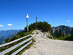 Das Gipfelkreuz befindet sich gleich neben der Hütte