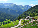 Blick über die Peeralm und das Navistal