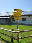 Wegweiser an der Alm
