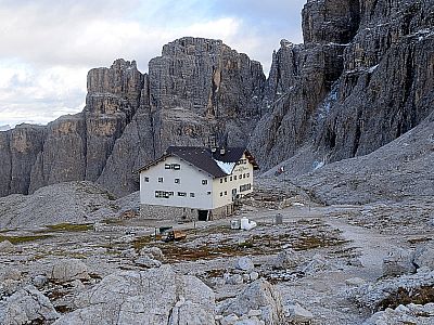 Die Pisciadùhütte vor den Türmen der Sellagruppe