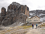 Die Pisciadùhütte mit Cima Pisciadu (2985 m)