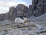 Die Pisciadùhütte vor den Türmen der Sellagruppe