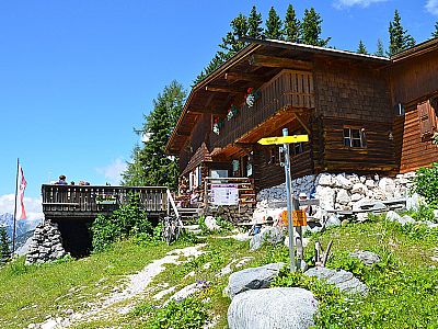 Pleisenhütte mit ihrer sonnenverwöhnten Terrasse
