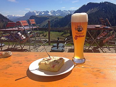 Rhabarberkuchen mit einem Erfrischungsgetränk