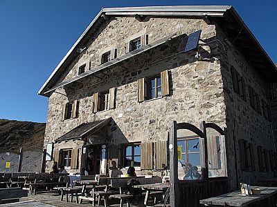 Die sonnige Hüttenterrasse