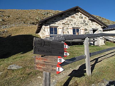 Wegweiser bei der Hütte