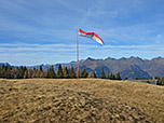 Südtirol-Fahne vor der Kulisse der Pfunderer Berge