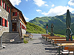 Auf der sonnigen Hüttenterrasse