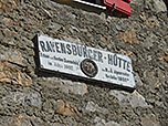 ...und Schild an der Hüttenfront