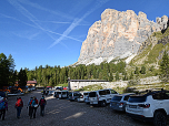 Der Parkplatz vor der Hütte, dahinter die Südwand der Tofana di Rozes