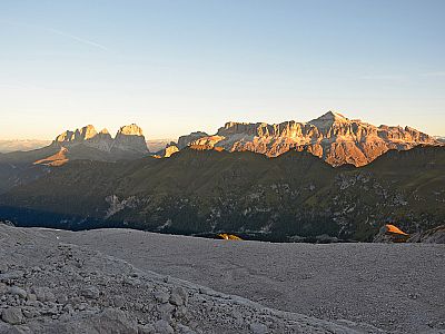 Blick von der Hütte zu Langkofel und Sellagruppe