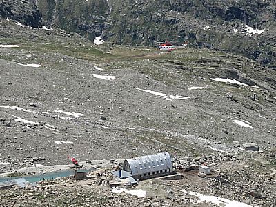 Hubschrauber über der Hütte