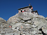Die Rojacher Hütte liegt auf einem Felsvorsprung