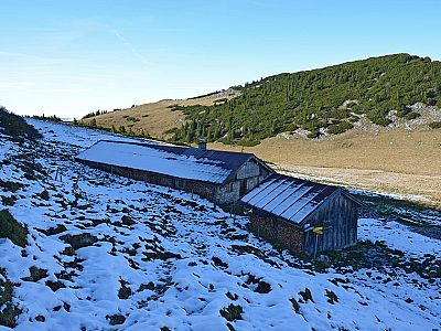 Im Sommer gibt es an der Alm Brotzeiten und Getränke