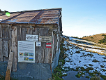 Wegweiser am Nebengebäude