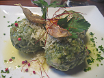 Feine Spinatknödel mit zerlassener Butter