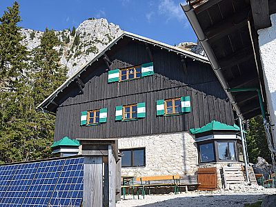 Säulinghaus mit Säuling im Hintergrund