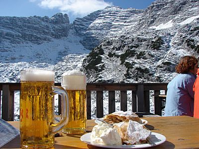 Stärkung auf der Hüttenterrasse