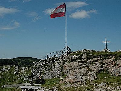 Sonnenterasse mit Kreuz und Fahne