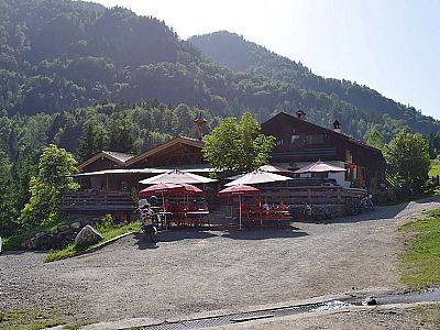 Die Alm hat von Mitte April bis Oktober geöffnet