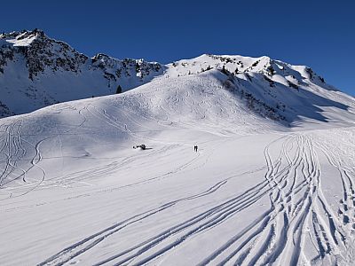 Zahlreiche Spuren ziehen sich vom Steinmandl herunter