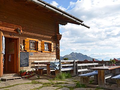 Die sonnenverwöhnte Terrasse der Hütte