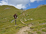 Wegkreuz an der Hütte, im Hintergrund der Gipfel der Seespitze