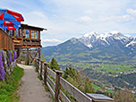 Die Hütte liegt aussichtsreich und hoch über Berchtesgaden