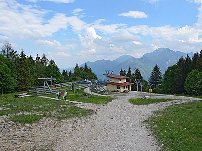 Die Hochplattenbahn ist von der Alm nur einen Steinwurf entfernt