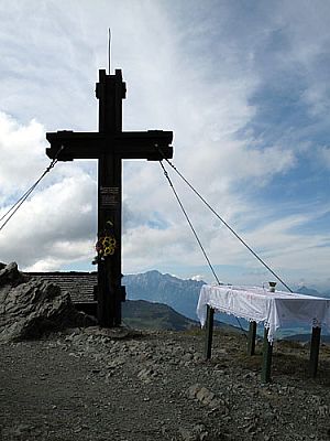 Gipfelkreuz auf der Hüttenterrasse