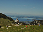 Die Kapelle mit dem Chiemsee im Hintergrund