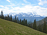 Blick von der Alm zum Wettersteingebirge
