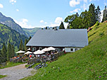 Die Terrasse der urigen Almhütte
