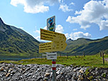 Wegweiser an der Hütte