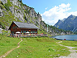 Die Alm liegt am Ufer des Tappenkarsees