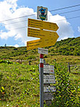 Wegweiser an der Hütte