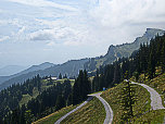 Links die Tölzer Hütte, rechts der Latschenkopf