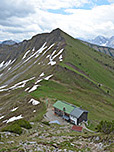 Tölzer Hütte während des Abstiegs vom Schafreuter gesehen
