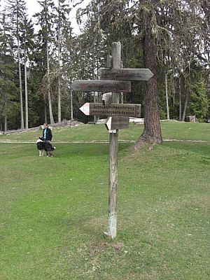 Wegweiser an der Hütte