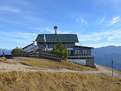 Wankhaus mit Karwendel im Hintergrund