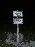 Wegweiser an der Hütte