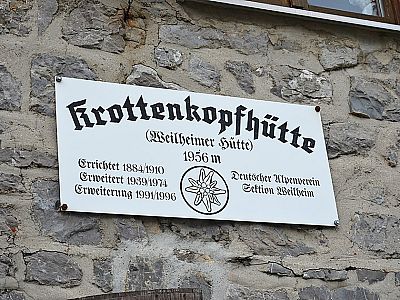 Das Schutzhaus wird auch Krottenkopfhütte genannt