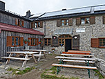 Auf der Terrasse der Weilheimer Hütte