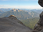 Blick vom Stopselzieher-Klettersteig hinunter auf das Schneekar und zur Hütte