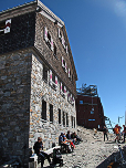 Das Zittelhaus, rechts im Hintergrund das Observatorium